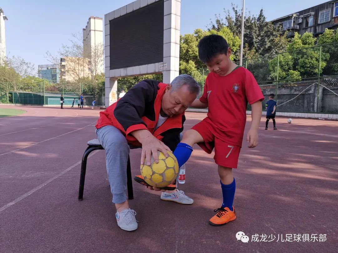 教练才是足球场上的专家(教练要具备医生的功能)