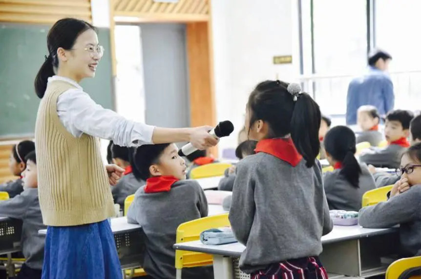 上学不收费毕业包分配，公费师范生明明是铁饭碗，为何并不受青睐