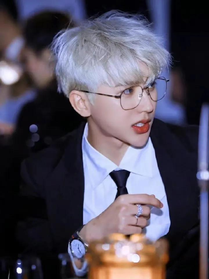 男明星绝美"发色":王一博鹿晗视觉盛宴,网友:爱豆就是要染发