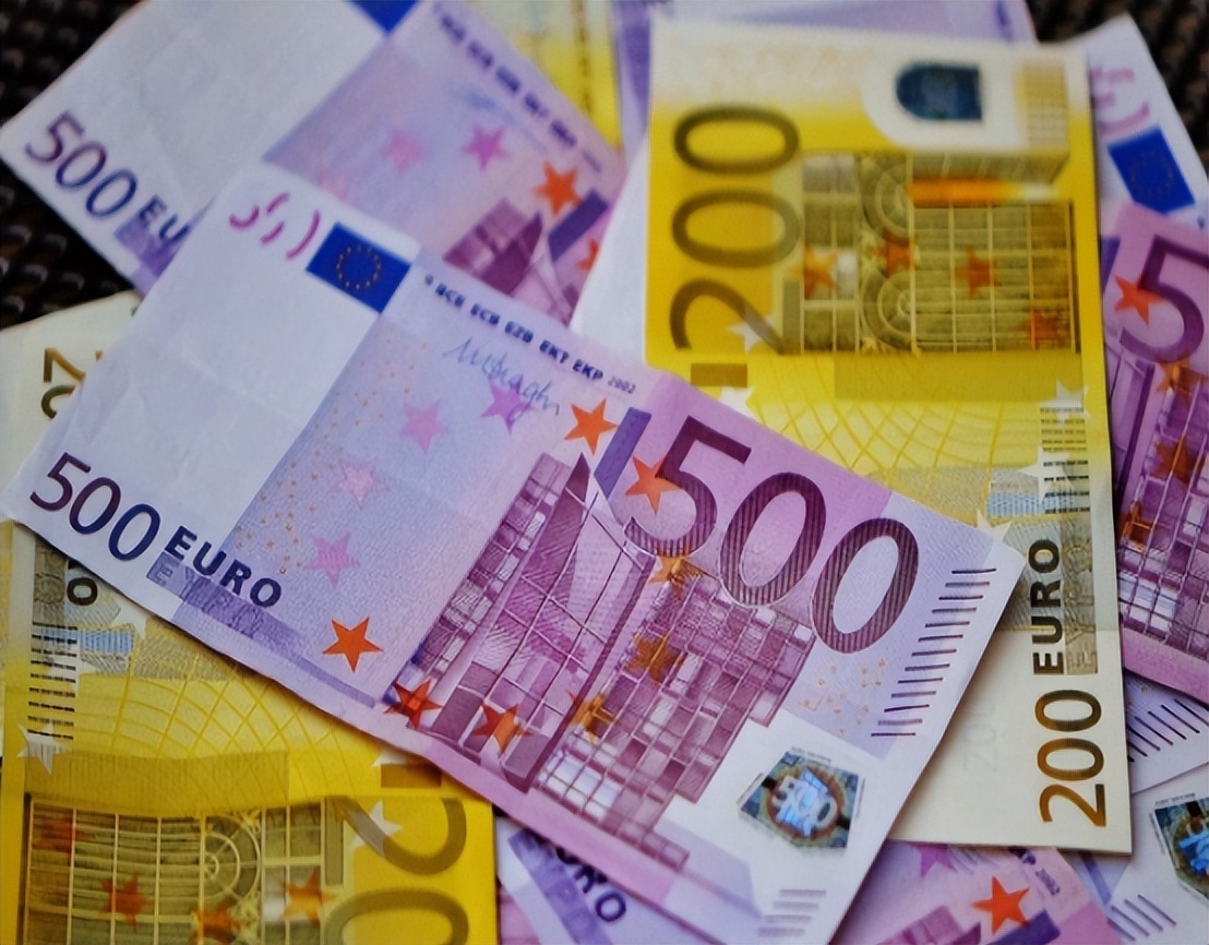 全球货币支付占比:欧元涨至3779%,美元降到3885%,人民币呢