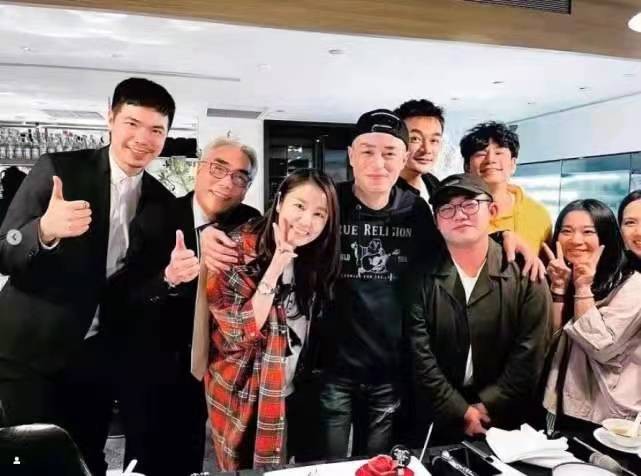 霍建华与友人聚会喝红脸，紧搂林心如好甜蜜，久未露面发福不少