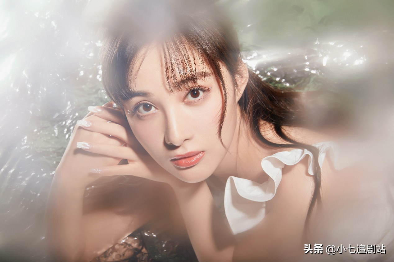 孙嘉璐玩泡泡机太萌啦，甜系少女发射梦幻“泡弹”