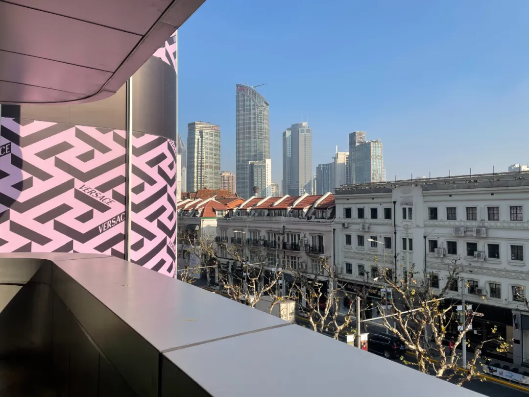 上海南京西路上这座老牌商场,归来!到露天阳台上喝咖啡、看风景去