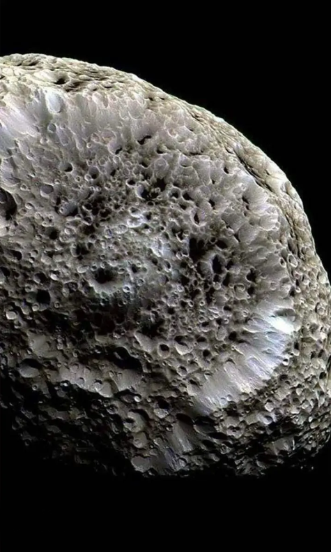 卡西尼号在14亿公里外拍到恐怖照片,这颗星球看起来像海绵