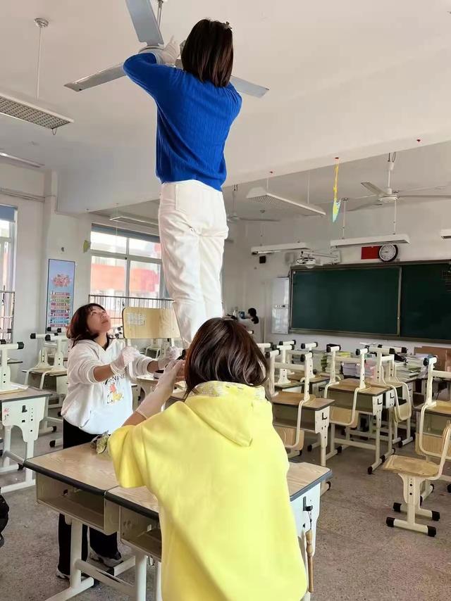 一组开学图片曝光，网友：30年过去了，终究没逃过开学干活的命