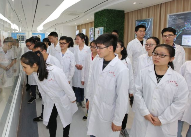 “医学专业”前景排名出炉，临床医学无缘前三，榜首热度居高不下