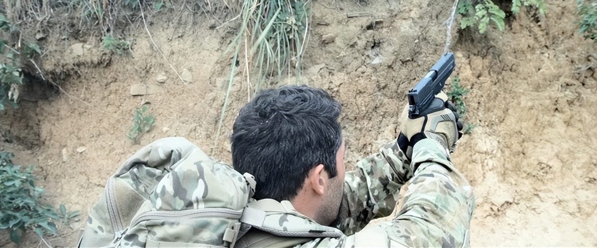 吴京硬汉枪战动作片《战狼》武器解析盘点