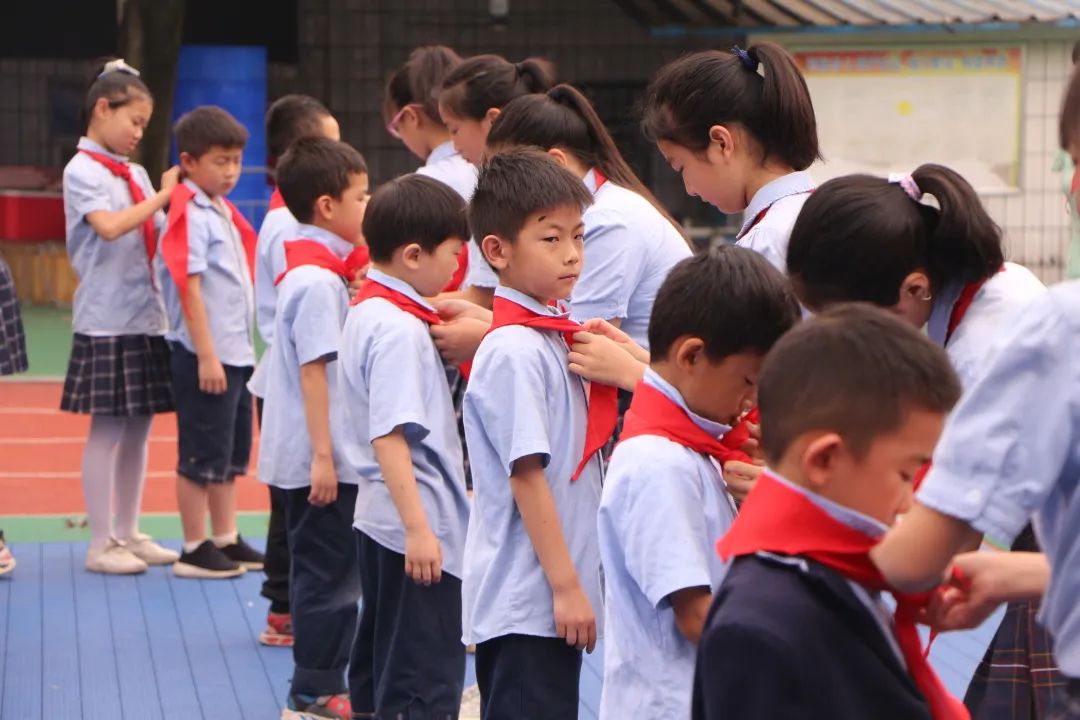 四川天府新区白沙小学举行庆六一表彰活动暨一年级分批入队仪式