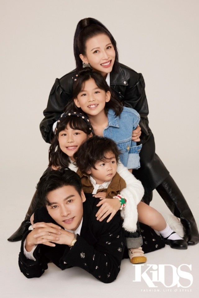 蔡少芬父亲节晒老公儿女合照，大赞张晋是有承担有爱的好父亲