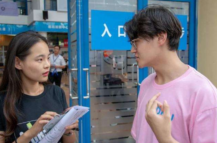 大学生带女朋友回家，初次见面便共居一室，母亲直言接受不了