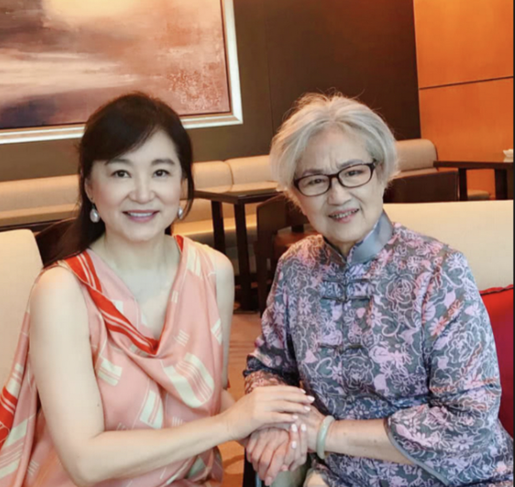 94岁“林妹妹”优雅老去，一头银发配一身唐装，气质依然优雅高贵