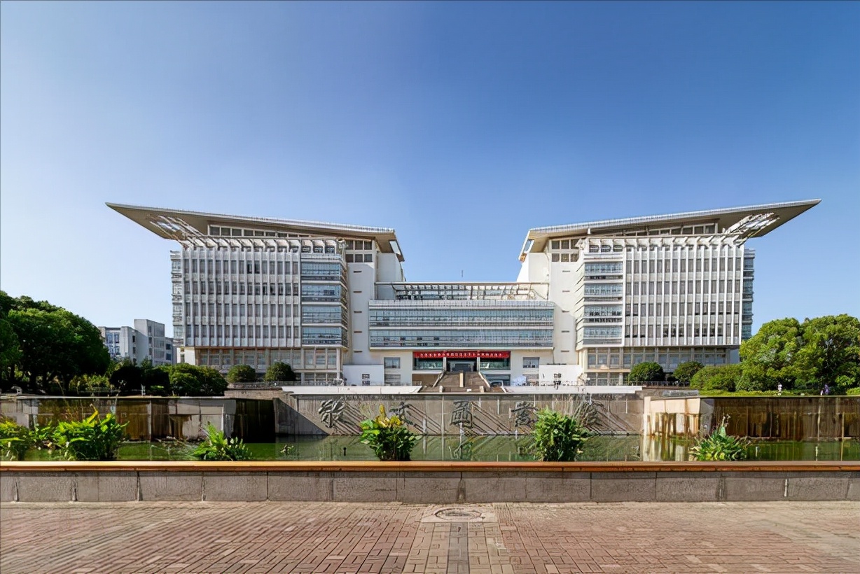 签约南京大学，这所高校获得“强援”，学生：发展指日可待