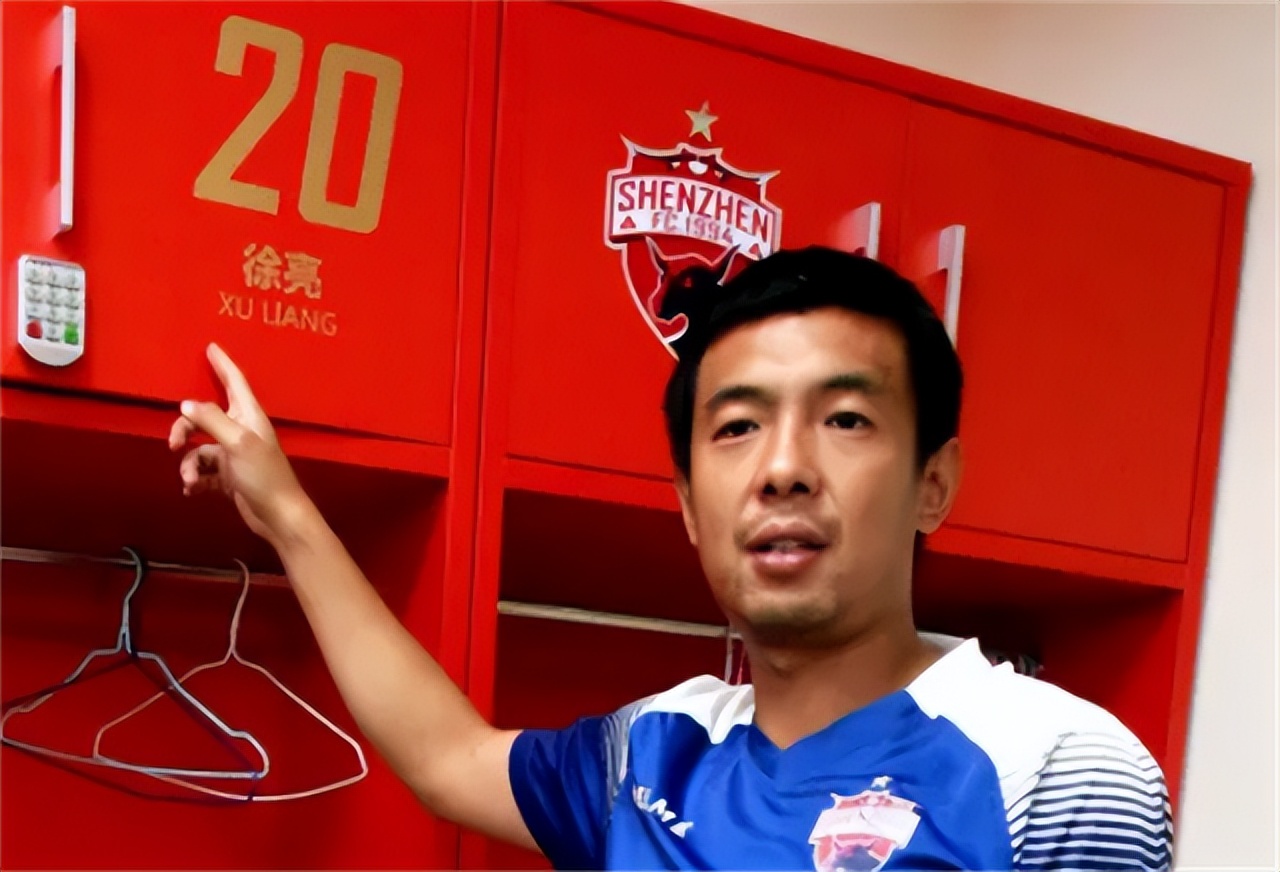 前国脚徐亮28岁落选国家队，退役后当网红，流泪哭诉“混得很差”