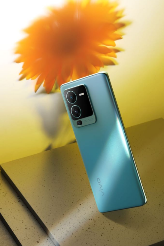 外观精致有亮点，实力不俗更耐打，vivo S15不火没道理