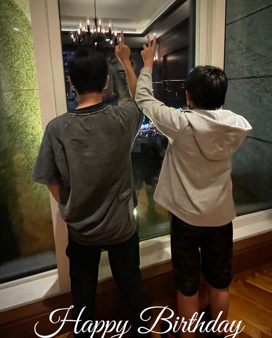 林志颖老婆晒全家出游，12岁Kimi身高超爸爸，父子同框像兄弟