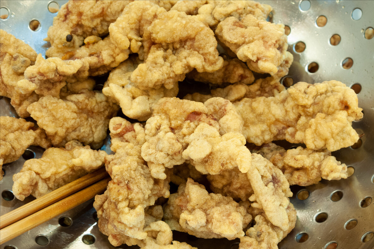炸酥肉，用什么粉炸更好吃？大厨教你调糊技巧，又酥又脆不回软