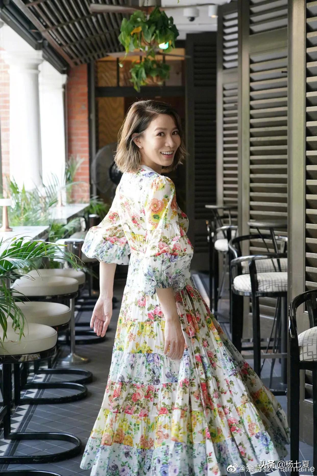 余诗曼穿碎花连衣裙优雅又文艺,笑容甜美感染力强