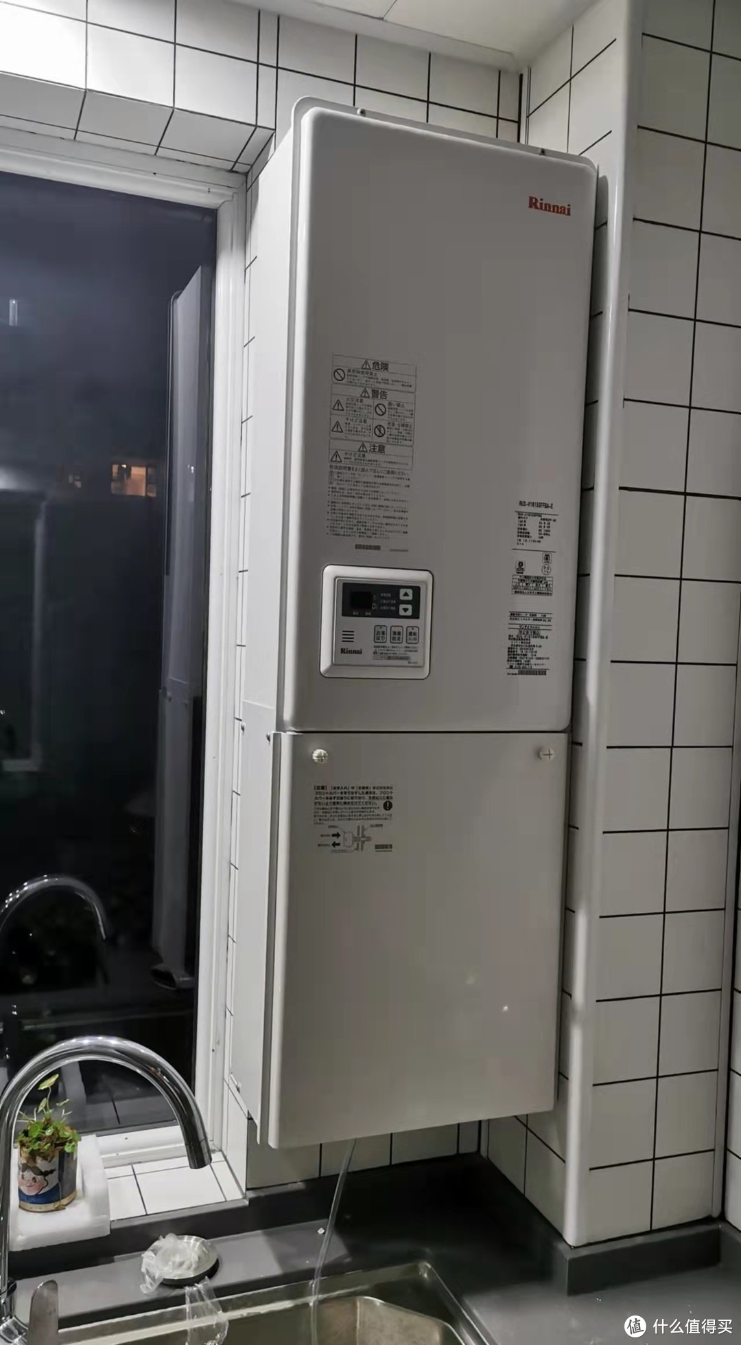 日淘林内背排燃气热水器的安装过程