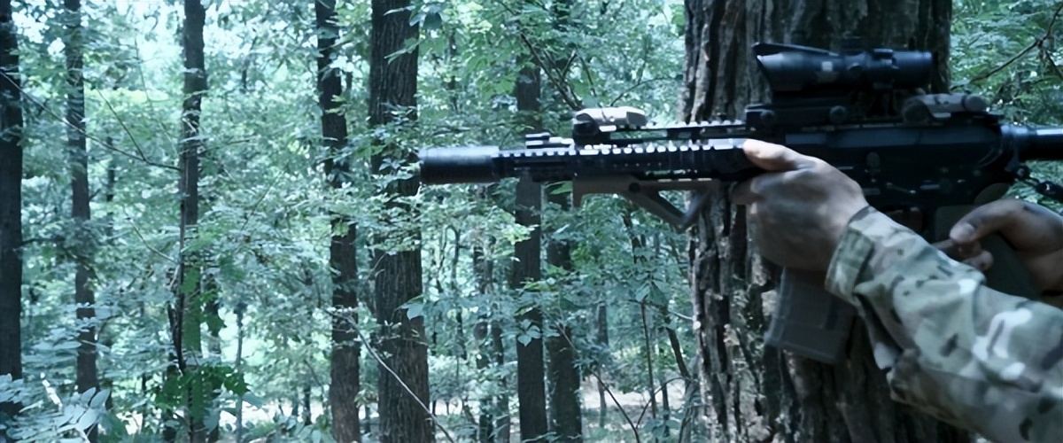 吴京硬汉枪战动作片《战狼》武器解析盘点