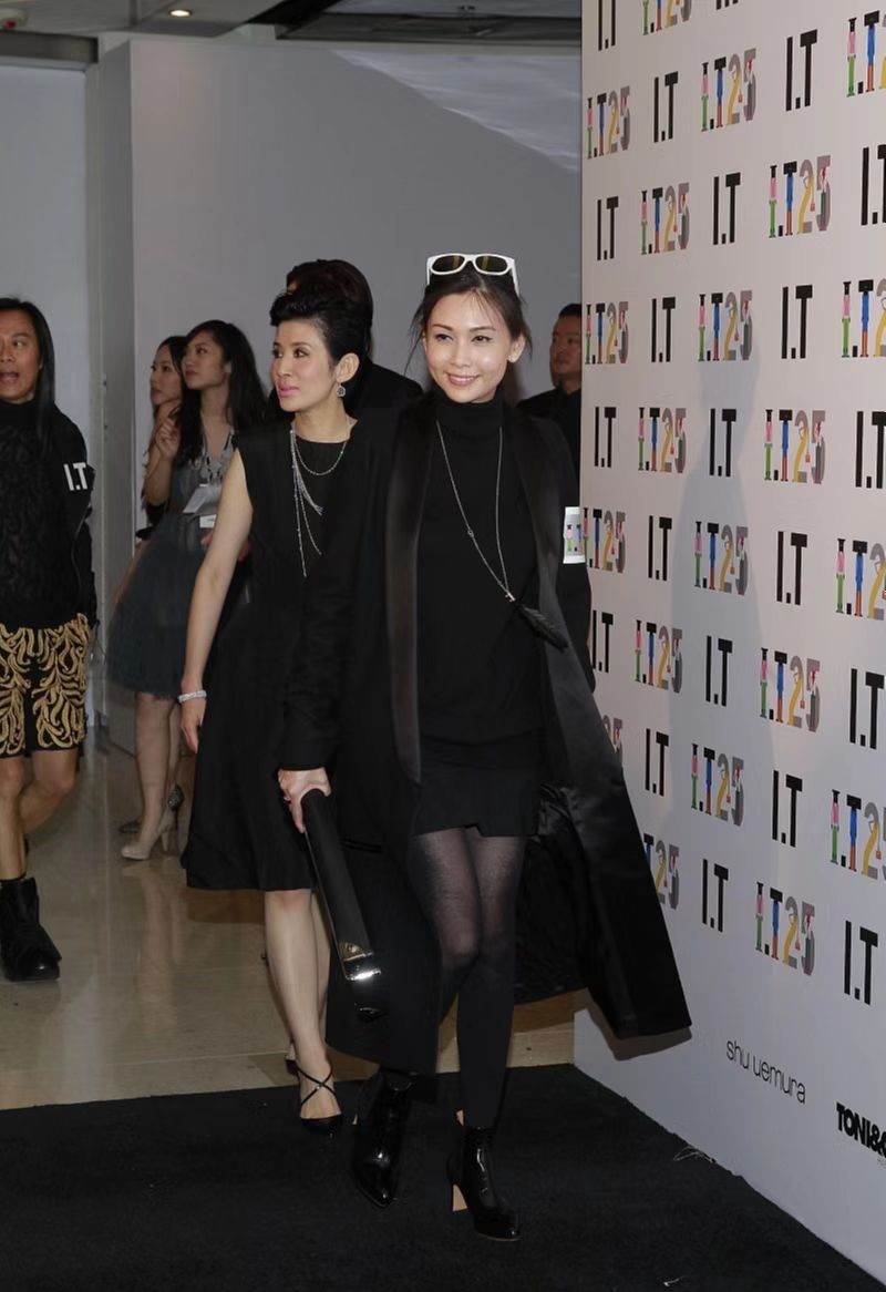 邱淑贞罕见携夫亮相，颜值冻龄似吃防腐剂，豪门丈夫半秃头像爸