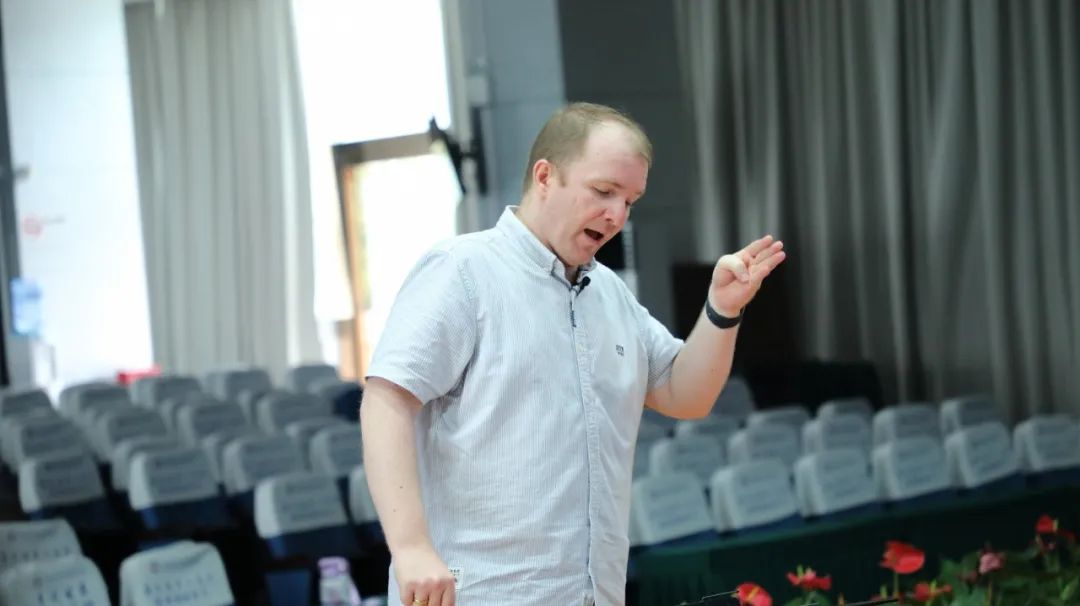 国际合唱大师戴维铁老师莅临成都市双流区棠湖小学指导新苗合唱团