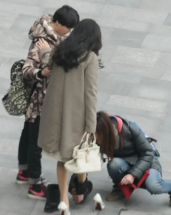 李小璐现身酒吧被批，穿着清凉露出大白腿，俩助理蹲地上为其穿鞋