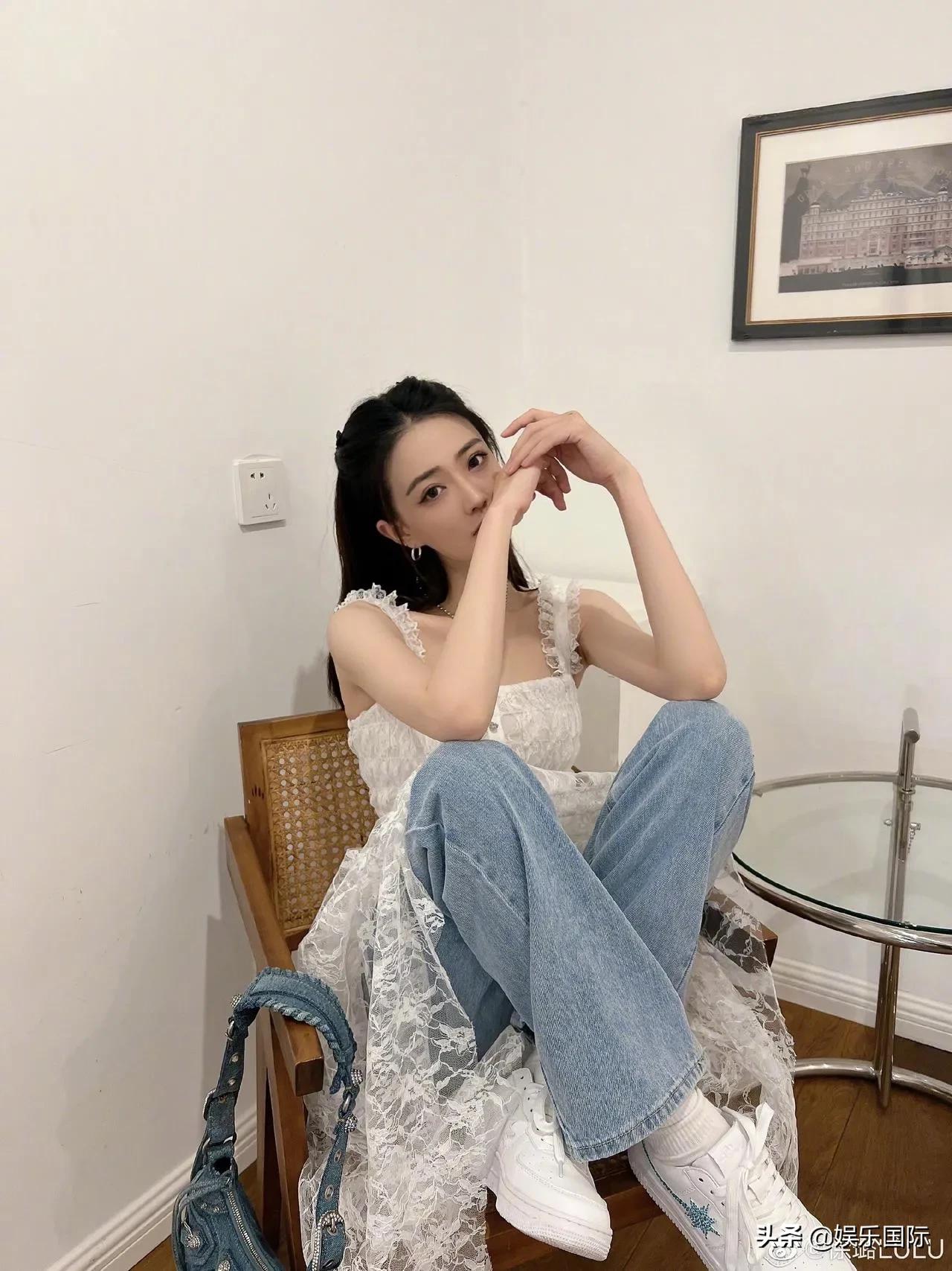 徐璐蕾丝白裙配牛仔裤超个性