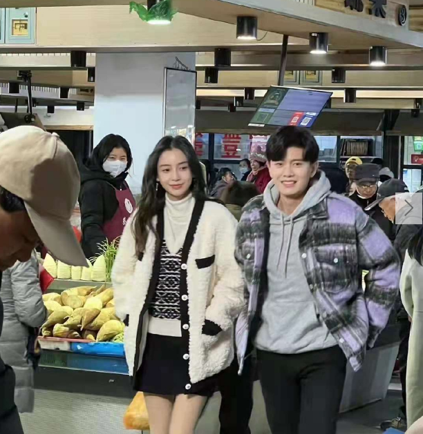 Baby菜市场拍戏被偶遇!光腿抱个大热水袋,颜值太高被路人盯着看