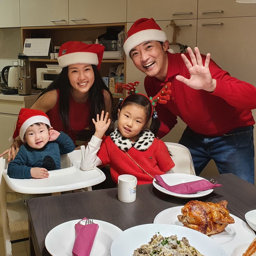 韩流偶像鼻祖安在旭全家福及近况曝光，儿女双全，1岁爱子超可爱