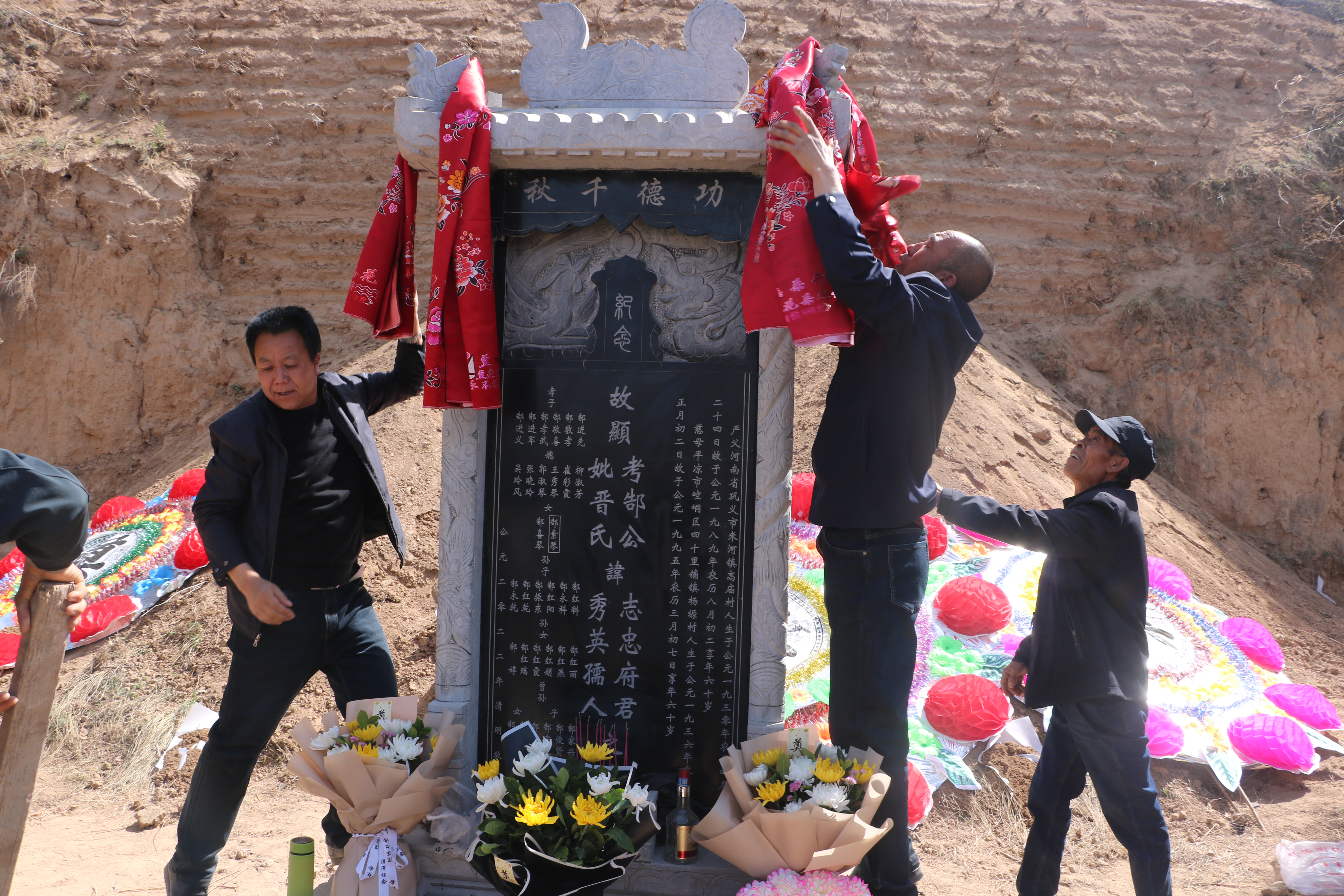 「清明立碑」怀念父母，祭奠哀思