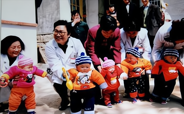 19年前轰动一时的5胞胎已成年，妈妈：孩子跟着我们太受罪了