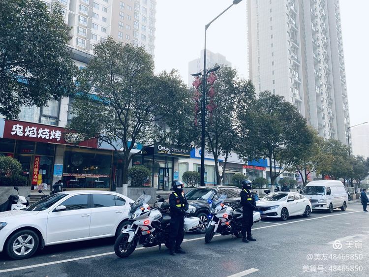 恪尽职守护元宵——西安市公安局航天分局巡特警大队加大元宵期间社会面管控力度