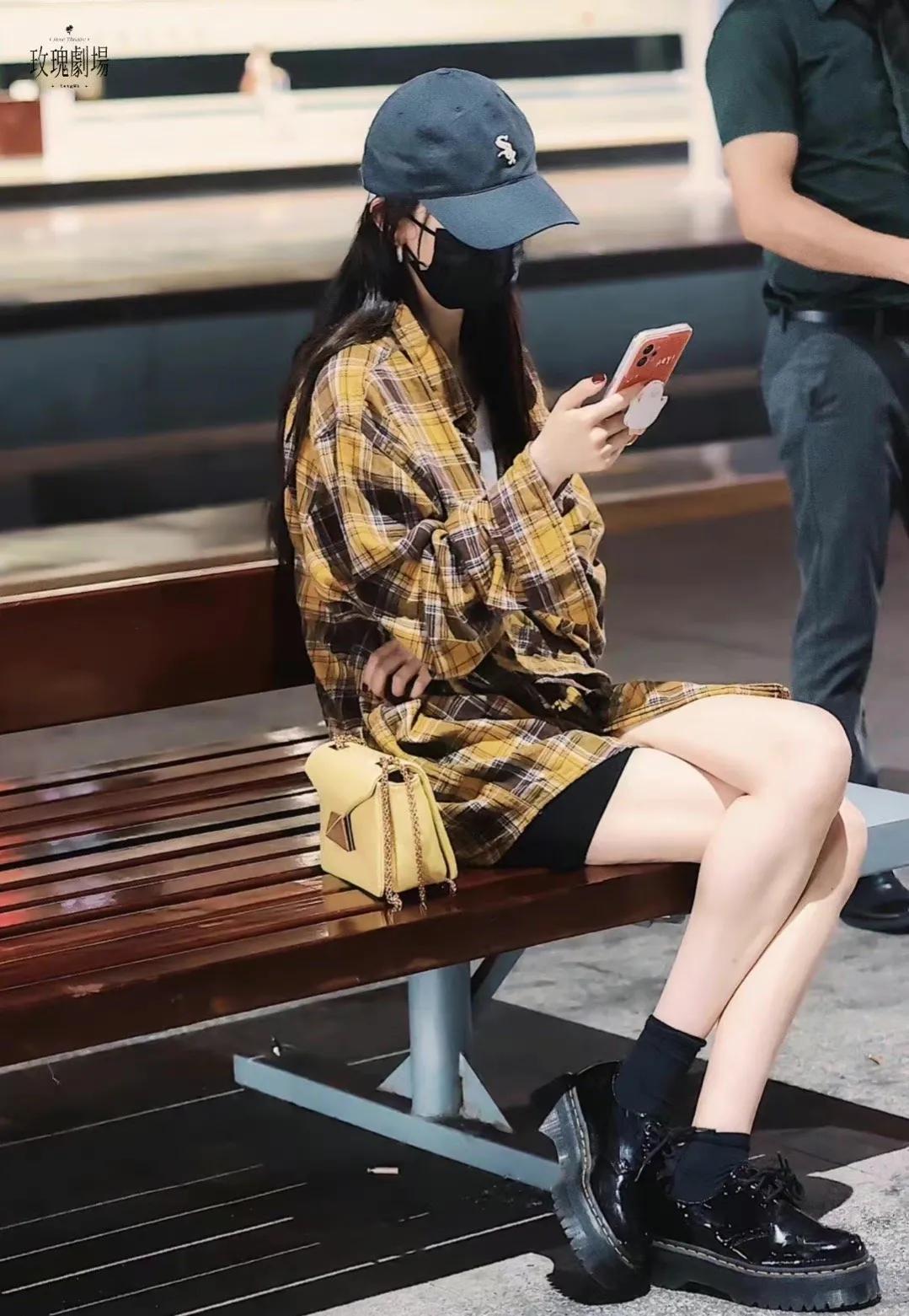 杨幂最新机场饭拍，格子衫加健身裤，下衣失踪露出大长腿又美又飒