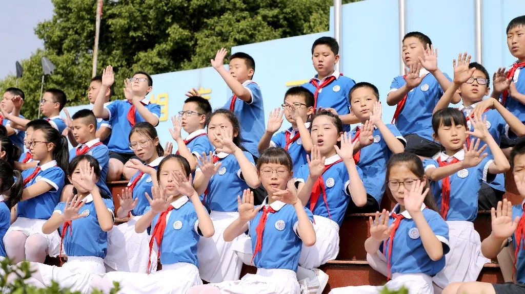 成都市双流区棠湖小学举行“5.25 我爱我”心理健康专题升旗仪式