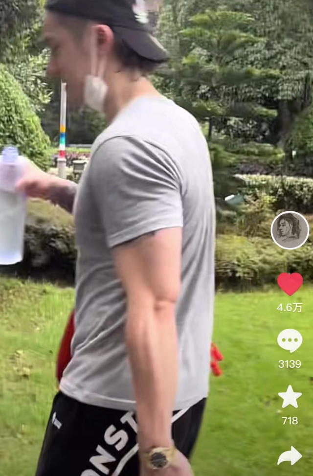 蒋劲夫退圈后生活悠闲，和大妈跳广场舞无人识，曾被拍搬货送外卖