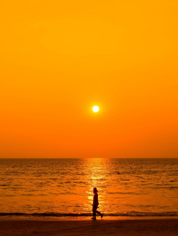 海边的夕阳，一片橙红橙红的