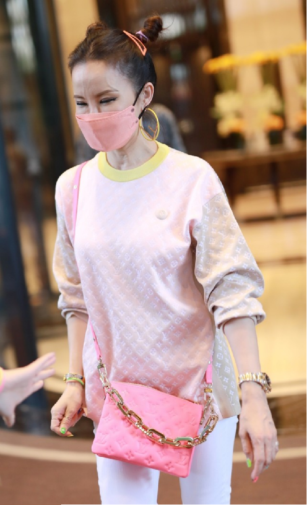 还是能看出来李玟老了，但是穿搭依旧很减龄，感觉比年轻人会打扮
