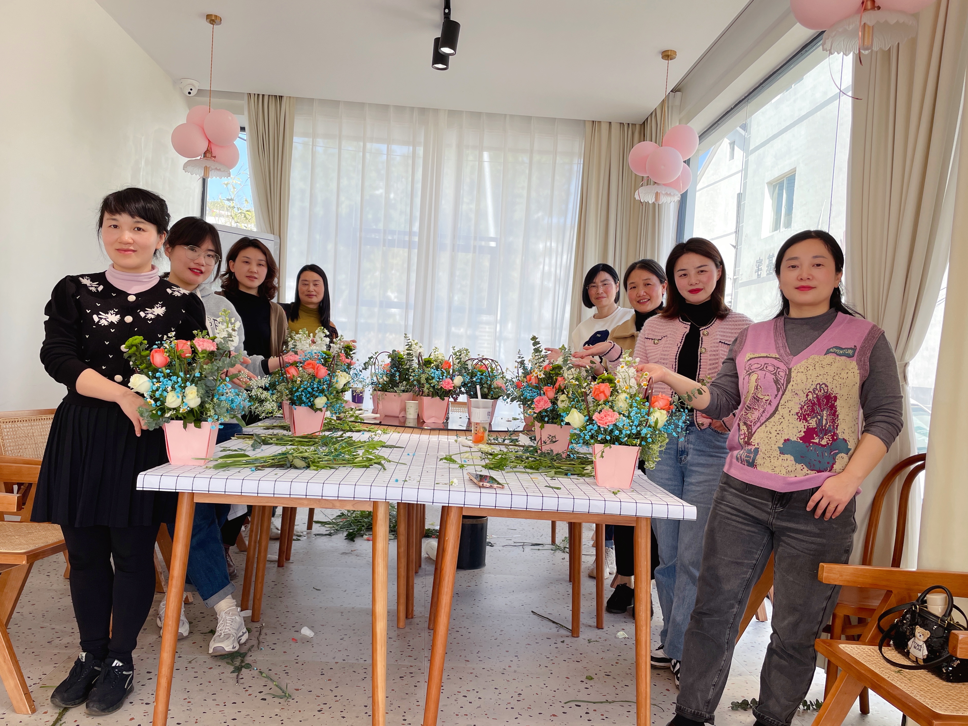 鄱阳公路事业发展中心举办“以花为礼，共庆三八”活动