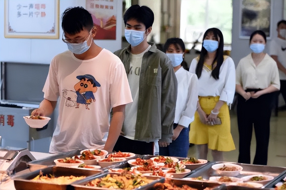 “第九大菜系”重现大学食堂，学生有苦难言，多希望阿姨抖两下