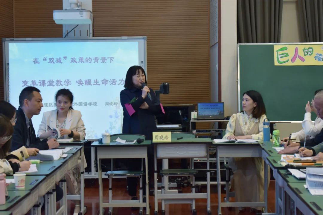 双流区名师周晓玲工作室学员们在导师周晓玲的带领下送教金桥小学
