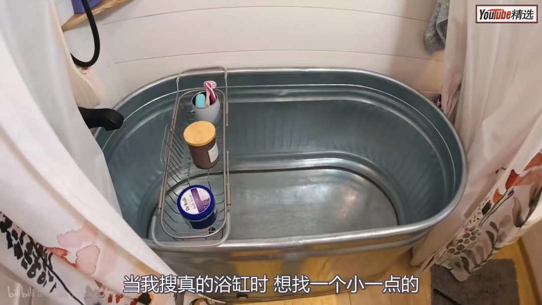 单身妈妈舍弃豪宅、花100万买拖车改成loft，44㎡还带浴缸壁炉