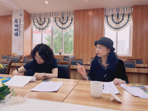 成都市教研员辜敏老师莅临双流区协和实验小学指导美术组教研活动