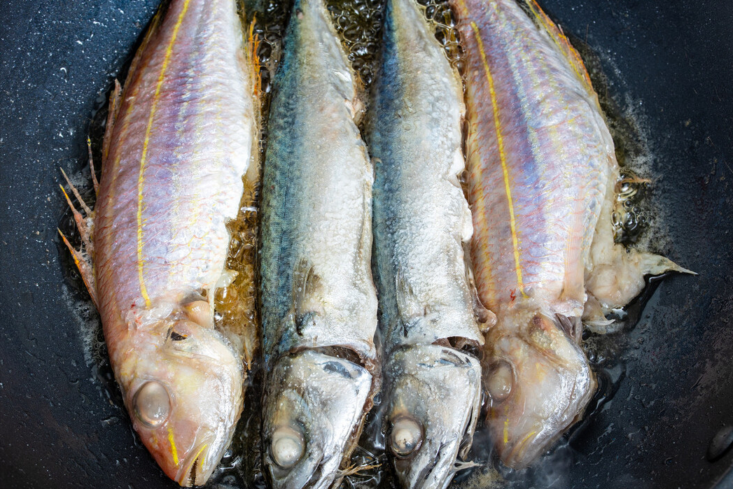 铁锅煎鱼，总是破皮还粘锅？大厨教你3个窍门，鱼肉完整不碎