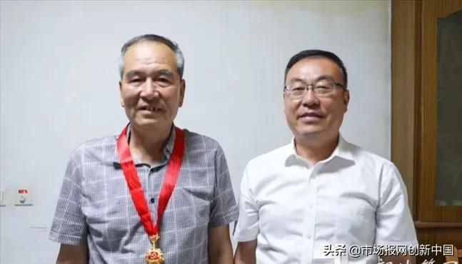 西凤集团公司党委开展“光荣在党50年”纪念章颁发活动