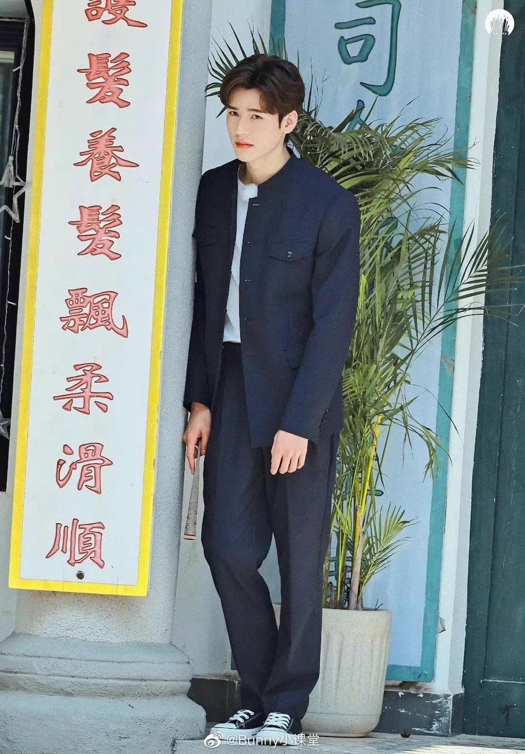 综艺《极限挑战》横店路透中帅气的龚俊