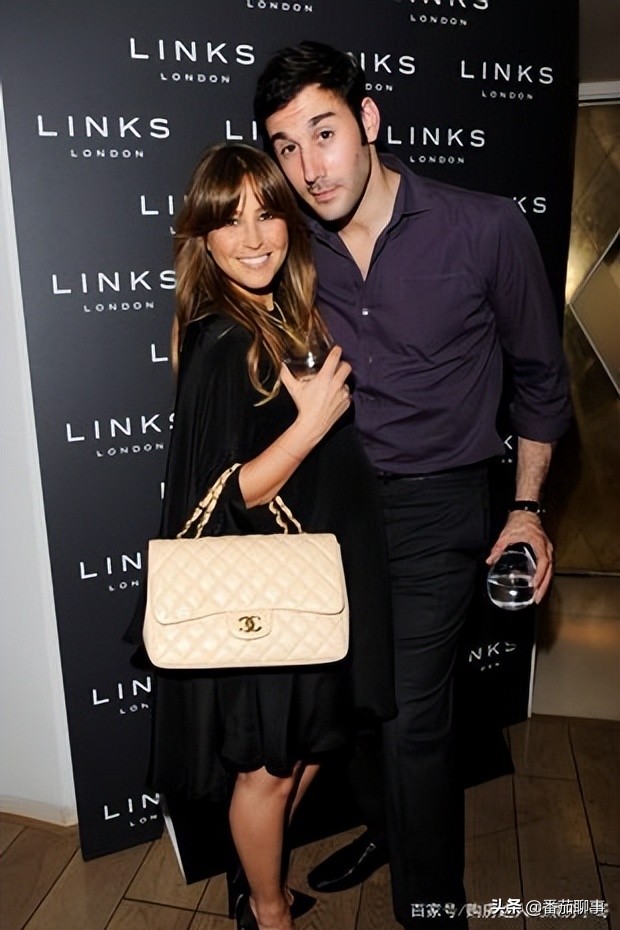 雷切尔史蒂文斯宣布：与45岁的青梅竹马亚历克斯伯恩分手