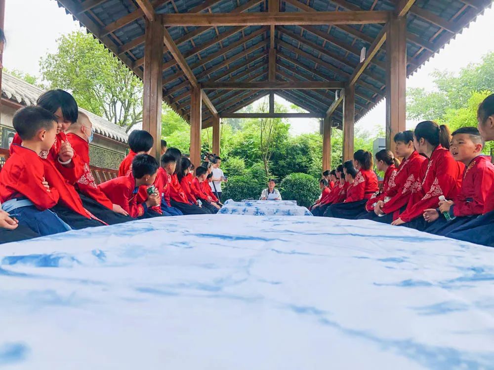 金桥小学参加“非遗传播周·青青艾草香悠悠故里情”主题活动