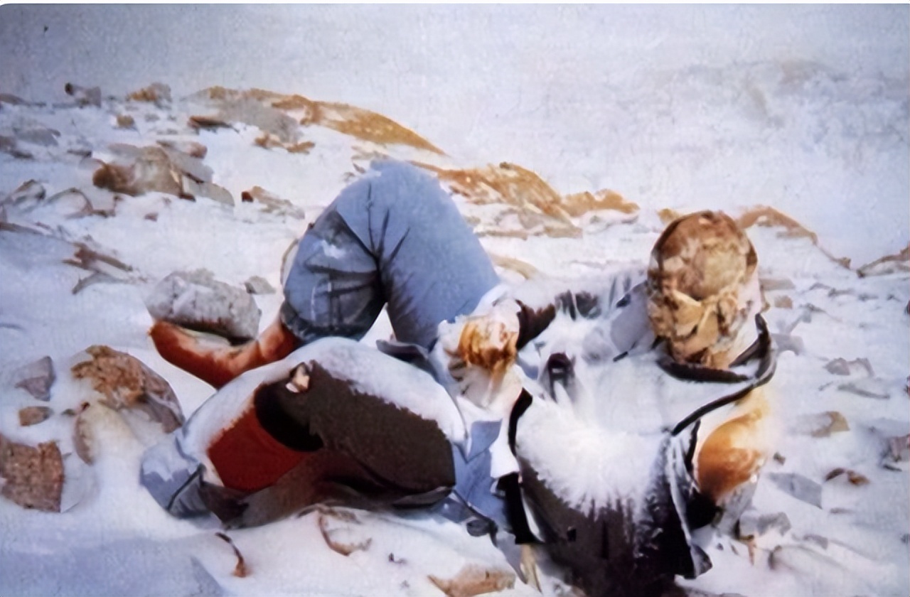 珠峰上的睡美人:在珠峰沉睡多年成为路标,如今身上仍旧盖着国旗