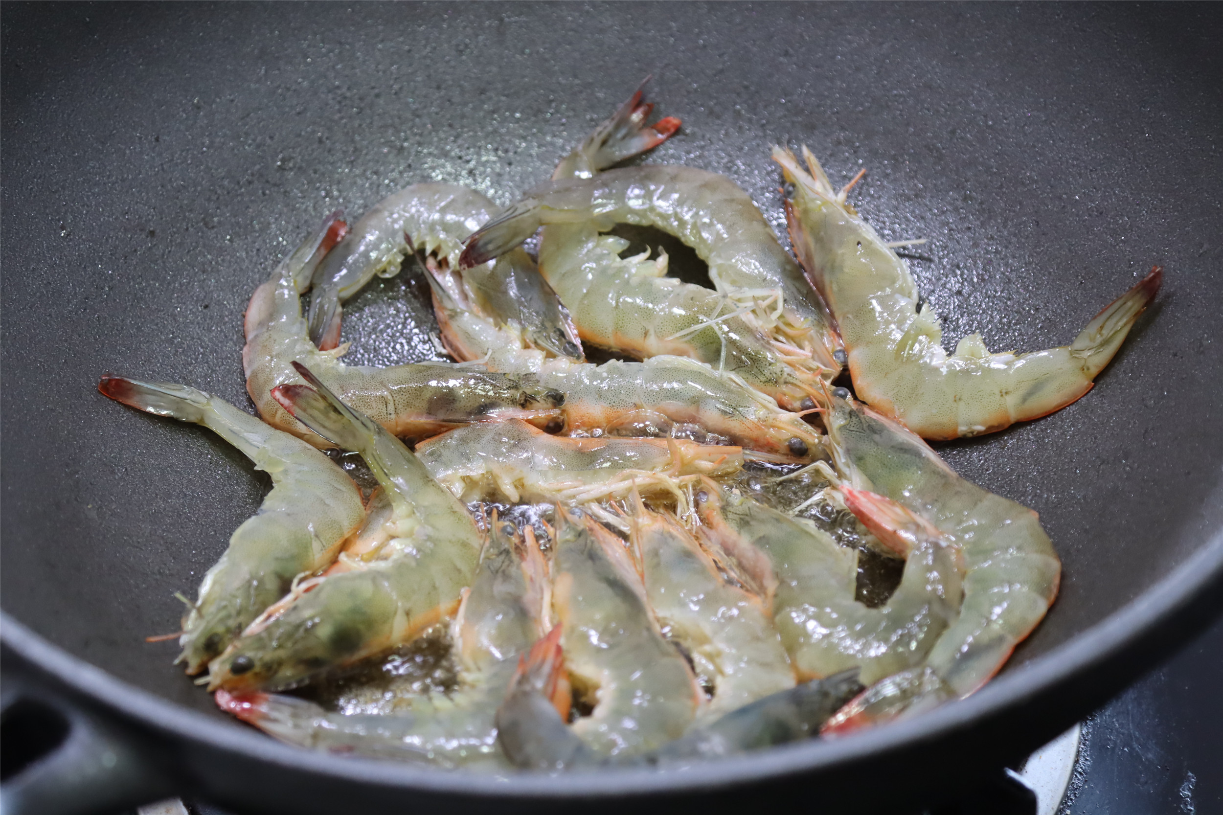 這才是油燜大蝦的家常做法，簡單方便，不用油炸，好吃入味肉鮮香
