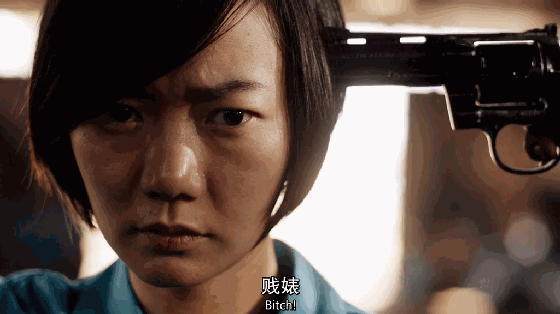 她曾得到王家卫的青睐，凭借“尺度片”一脱成名，如今42岁仍单身